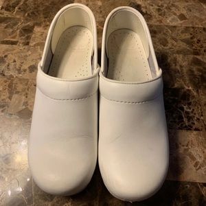 Dansko 37 nursing clogs